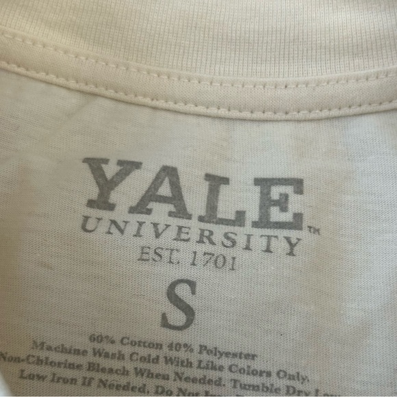 🍂YALE graphic crop t shirt 🍂 - Picture 3 of 3